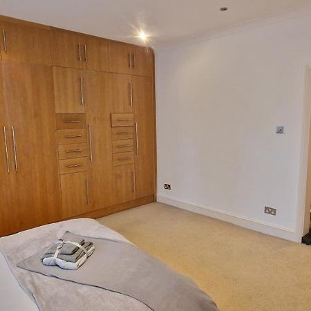 Action Packed Local 3Br 1 Mins Walk To Everything Apartment London Luaran gambar