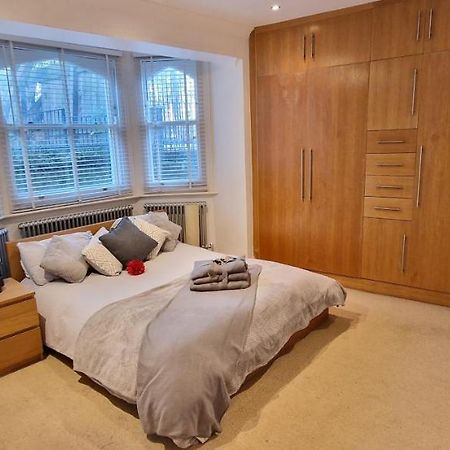 Action Packed Local 3Br 1 Mins Walk To Everything Apartment London Luaran gambar