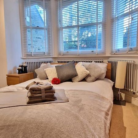 Action Packed Local 3Br 1 Mins Walk To Everything Apartment London Luaran gambar