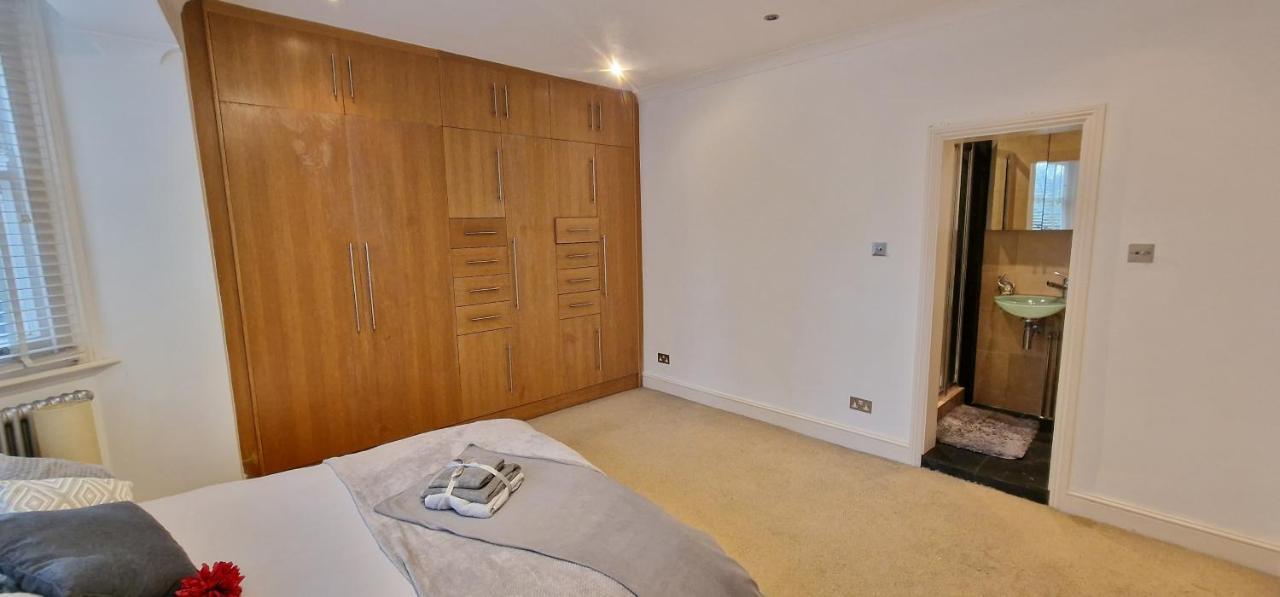 Action Packed Local 3Br 1 Mins Walk To Everything Apartment London Luaran gambar