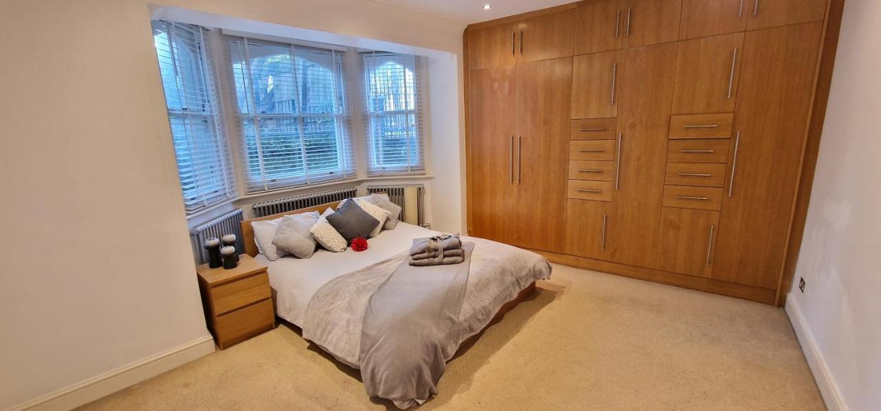 Action Packed Local 3Br 1 Mins Walk To Everything Apartment London Luaran gambar