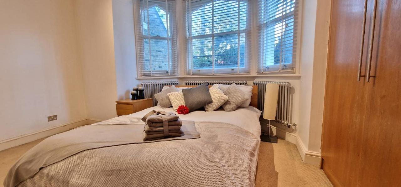 Action Packed Local 3Br 1 Mins Walk To Everything Apartment London Luaran gambar