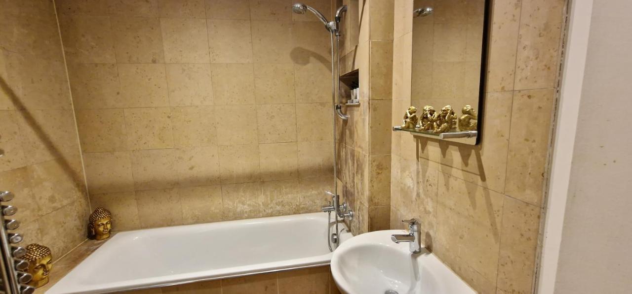 Action Packed Local 3Br 1 Mins Walk To Everything Apartment London Luaran gambar