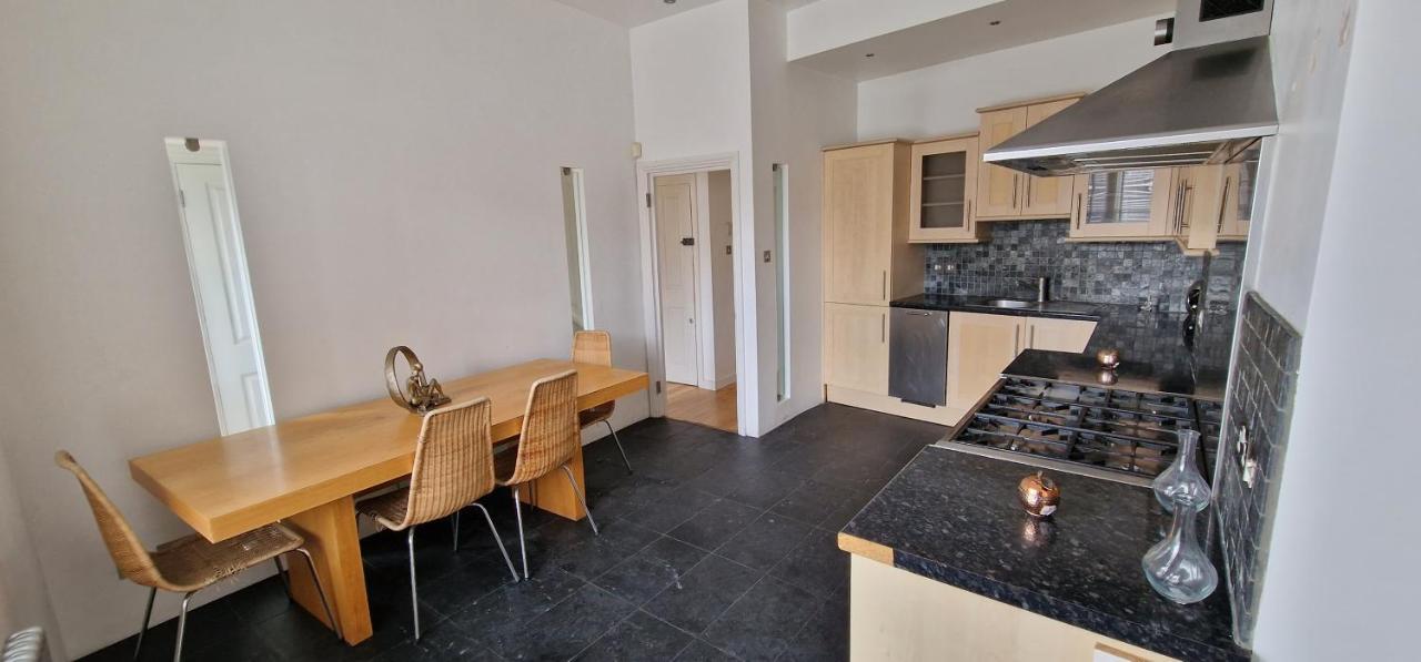 Action Packed Local 3Br 1 Mins Walk To Everything Apartment London Luaran gambar