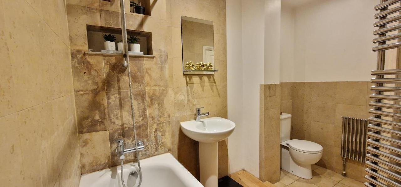 Action Packed Local 3Br 1 Mins Walk To Everything Apartment London Luaran gambar