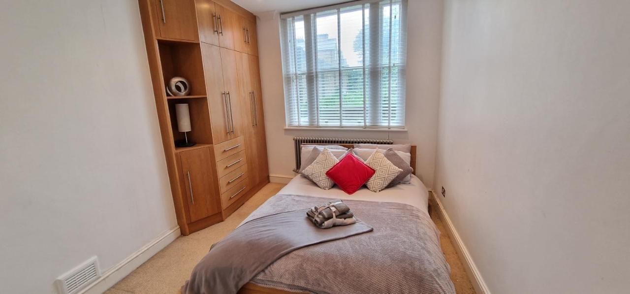Action Packed Local 3Br 1 Mins Walk To Everything Apartment London Luaran gambar