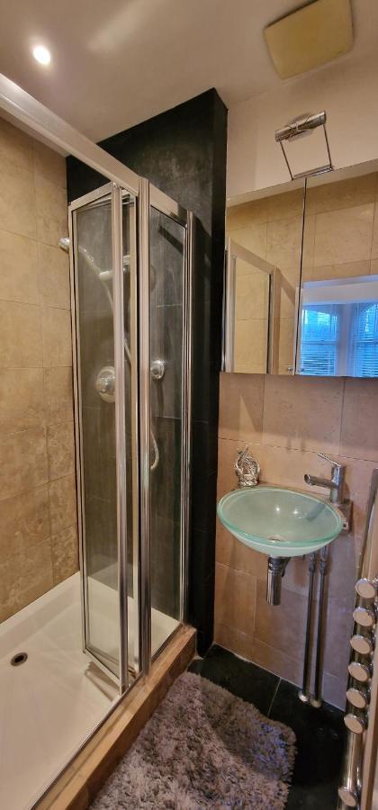 Action Packed Local 3Br 1 Mins Walk To Everything Apartment London Luaran gambar