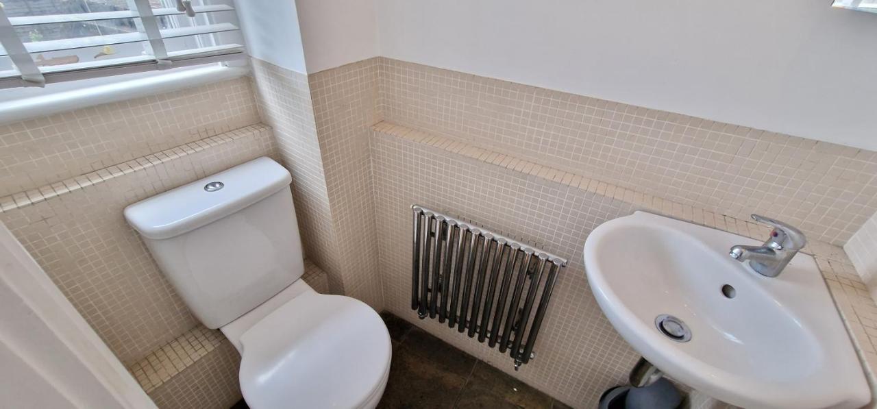 Action Packed Local 3Br 1 Mins Walk To Everything Apartment London Luaran gambar