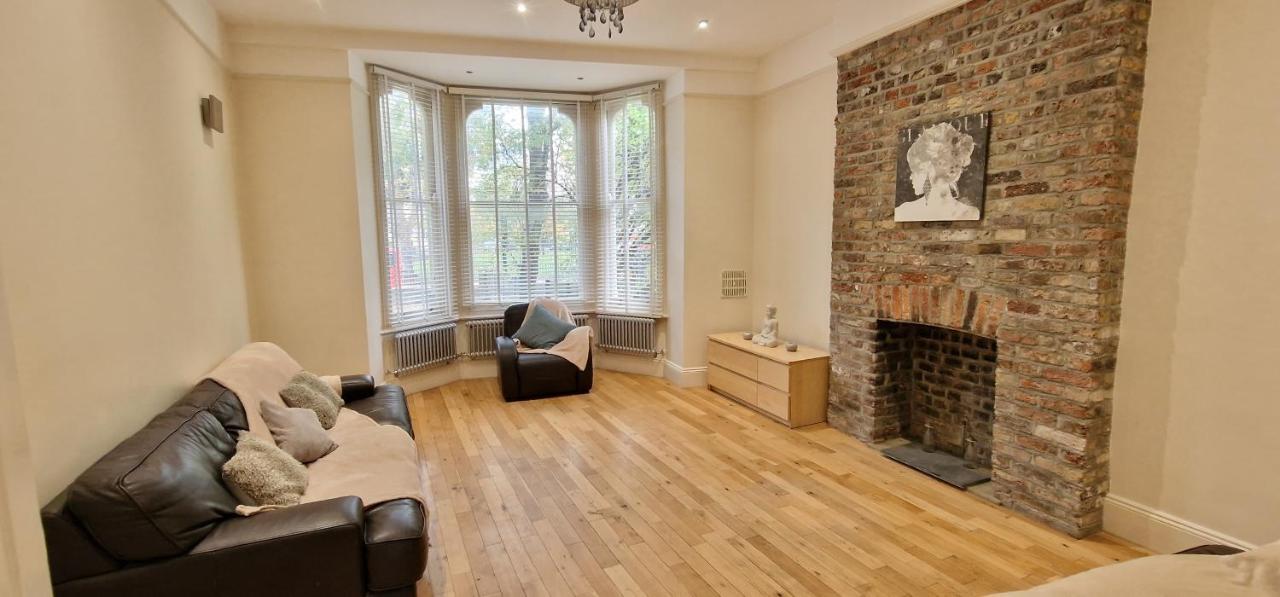 Action Packed Local 3Br 1 Mins Walk To Everything Apartment London Luaran gambar