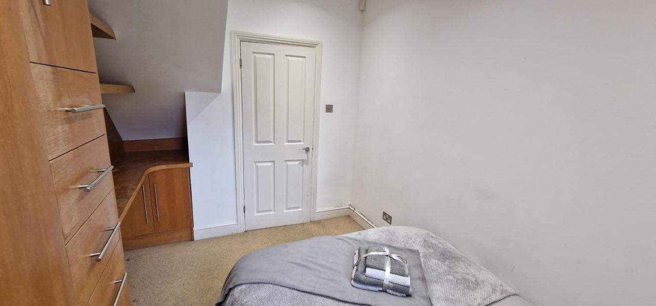 Action Packed Local 3Br 1 Mins Walk To Everything Apartment London Luaran gambar