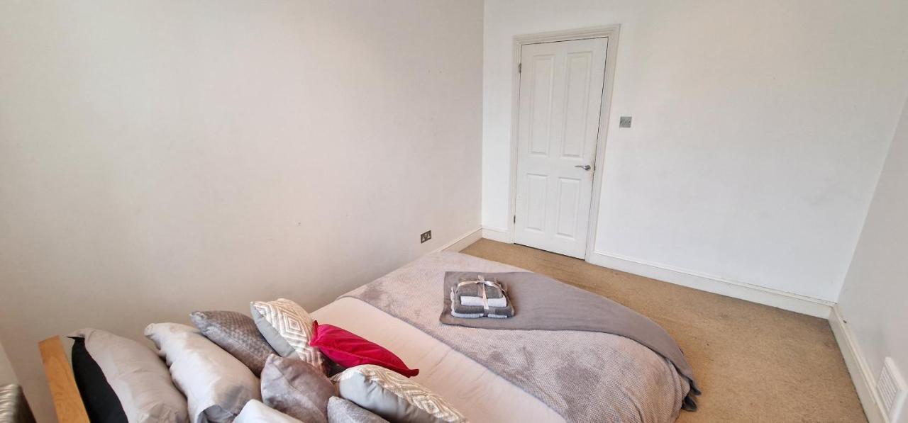 Action Packed Local 3Br 1 Mins Walk To Everything Apartment London Luaran gambar