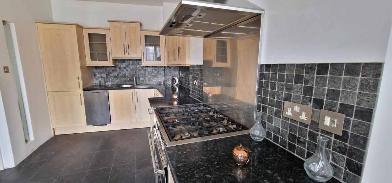 Action Packed Local 3Br 1 Mins Walk To Everything Apartment London Luaran gambar