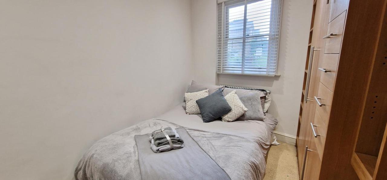 Action Packed Local 3Br 1 Mins Walk To Everything Apartment London Luaran gambar